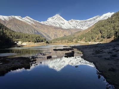 ダウラギリが湖面にリフレクションする風景が美しい