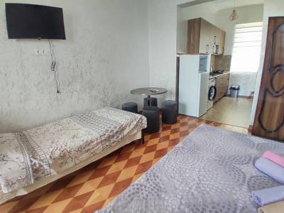 部屋に大きな冷蔵庫と洗濯機もありました