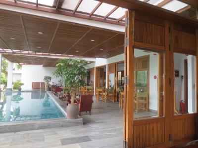 フロントから見たプールと朝食会場