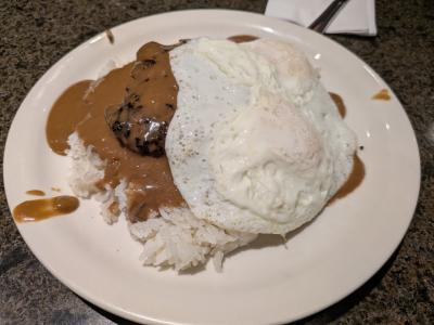 美味なロコモコとグアバ風味のジャムで食べるフレンチトースト