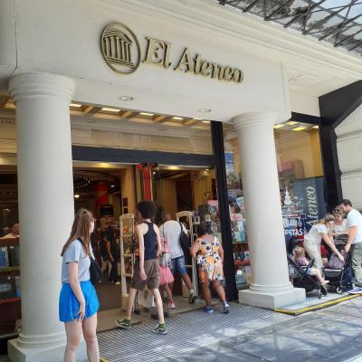 空港から近い郊外のホテルです。