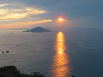 鳥羽の神島を望み夕陽に見惚れる