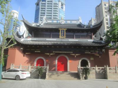 赤い壁の色が特徴