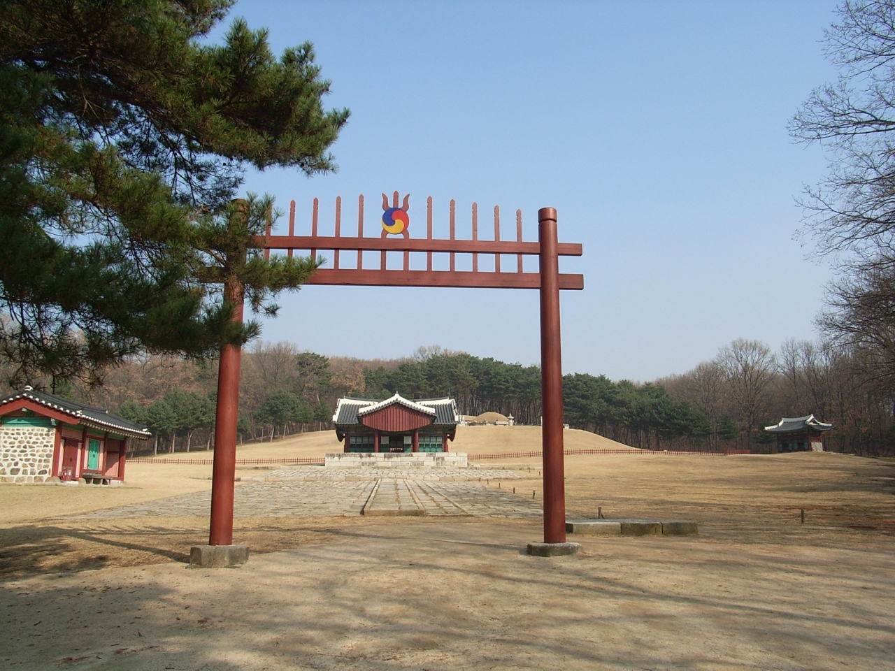 朝鮮王陵の王墓群                Royal Tombs of the Joseon Dynasty