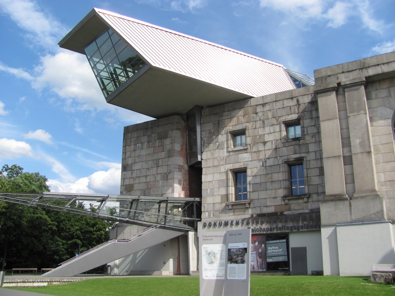 『かつてのナチス党大会会場で、ナチスについて学ぶ』by 近鉄バッファローズ|全国党大会場跡文書センターのクチコミ【フォートラベル】