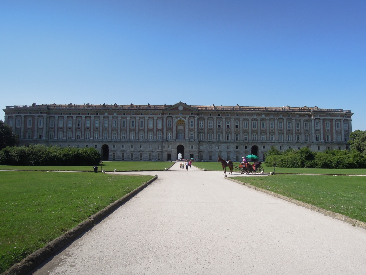 カゼルタの18世紀の王宮と公園、ヴァンヴィテッリの水道橋とサン レウチョ邸宅群                18th-Century Royal Palace at Caserta with the Park, the Aqueduct of Vanvitelli, and the San Leucio Complex