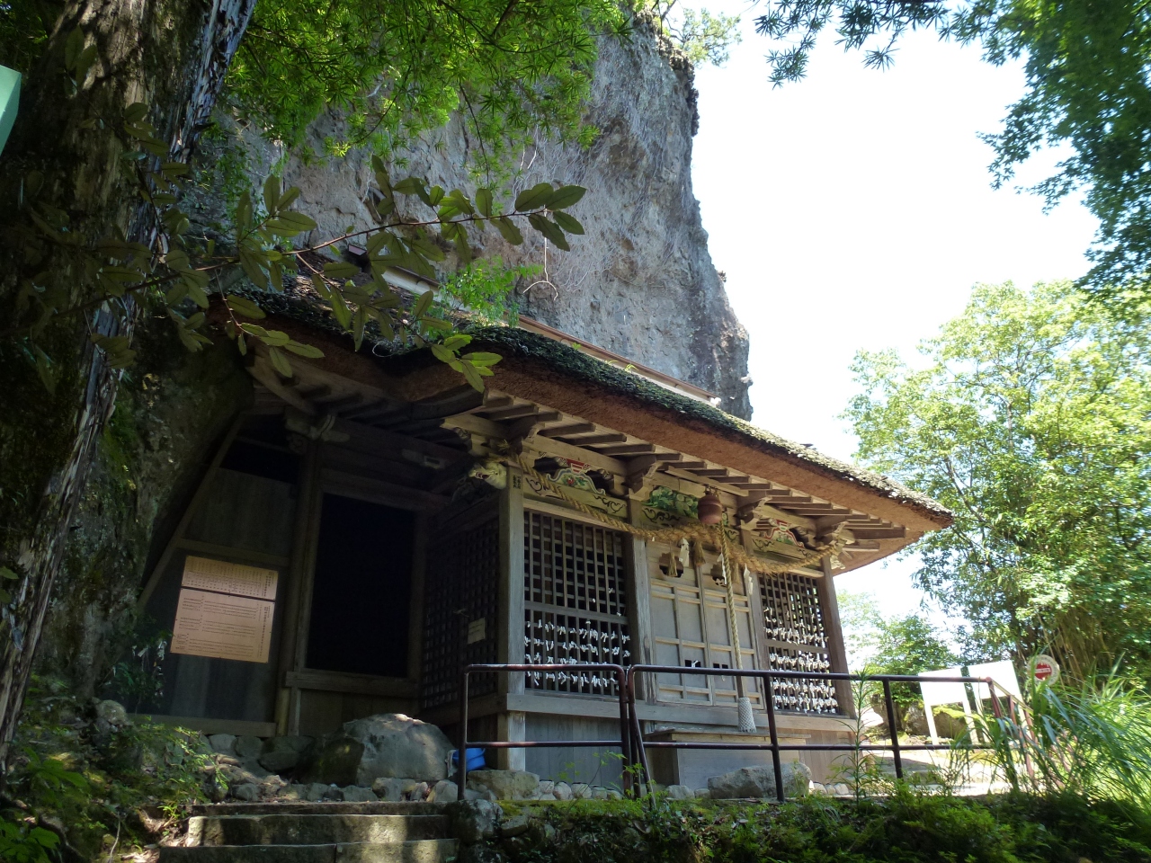 葛根田の大岩屋