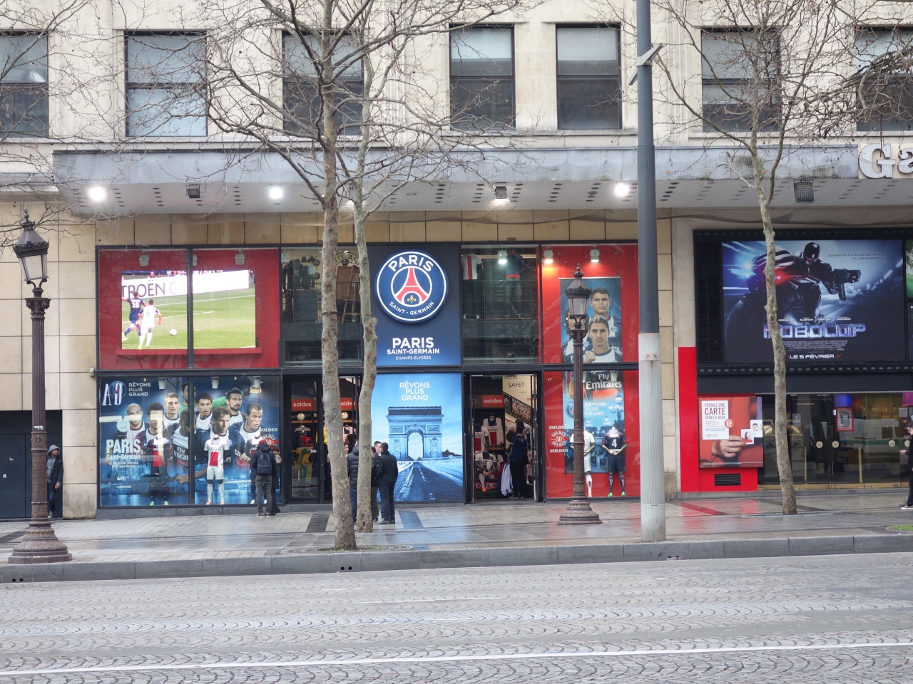 『PSGのオフィシャルショップ。ちょっと花がないような。。。。』by nomonomo｜パリ サン ジェルマンの ...