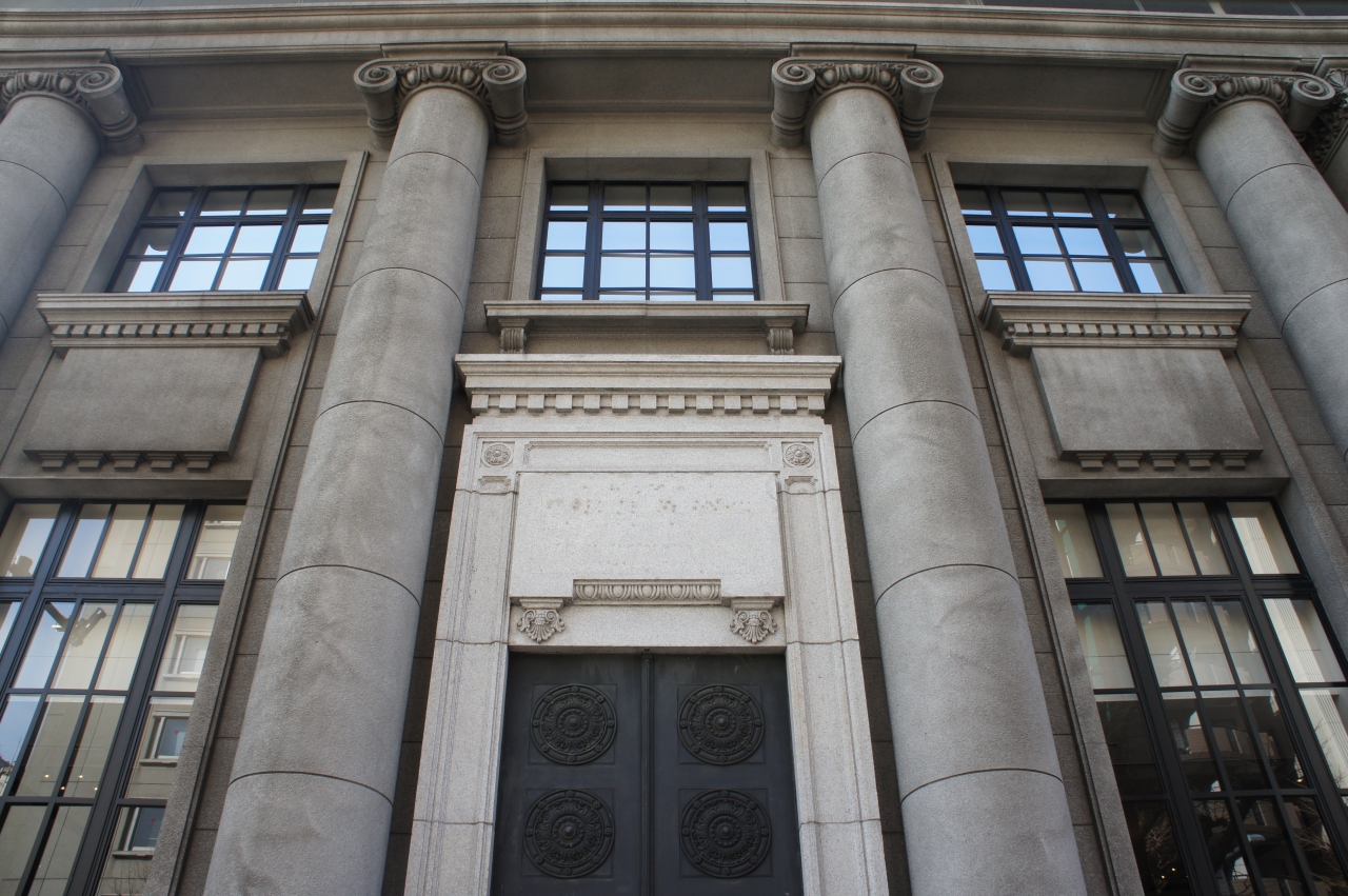 『柱の先渦巻き飾りが特徴のイオニア式オーダー建築』by たびたび｜旧東京三菱銀行横浜中央支店(旧第百銀行横浜支店)のクチコミ【フォートラベル】