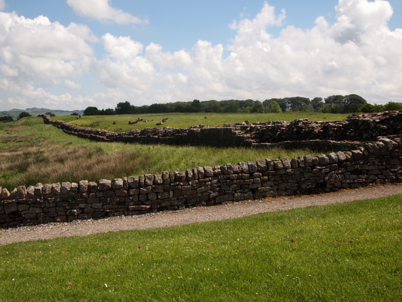 ハドリアヌスの城壁 (ローマ帝国の国境線)                Hadrian's Wall