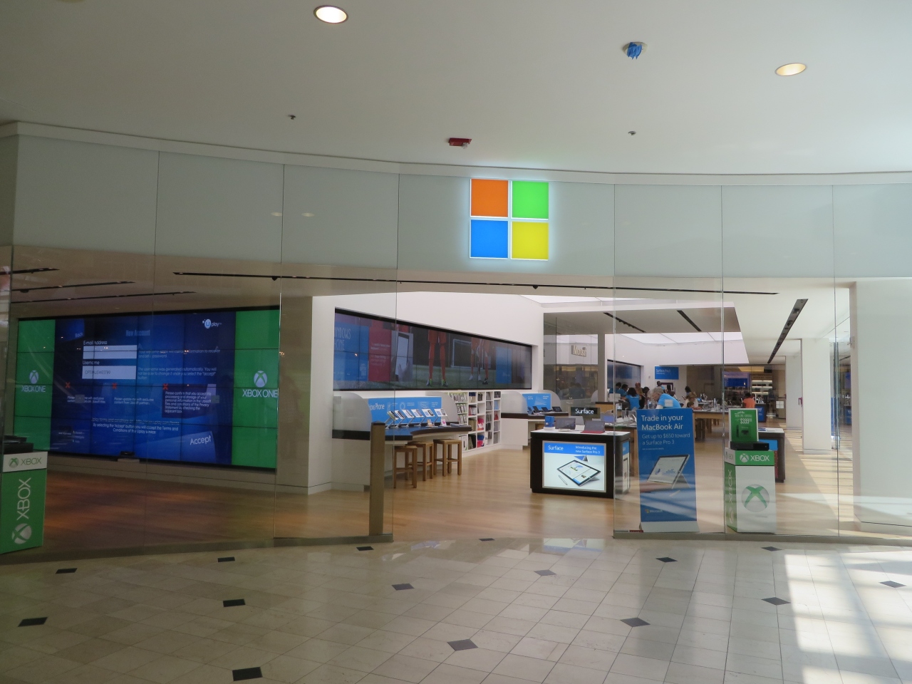 マイクロソフトストア (ルーズベルトモール店) Microsoft Store (Roosevelt Mall)
