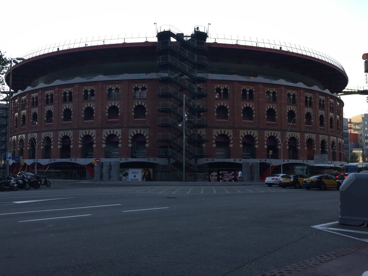 『現在はショッピングセンターなど』by jingashita 4T｜モヌメンタル闘牛場のクチコミ【フォートラベル】