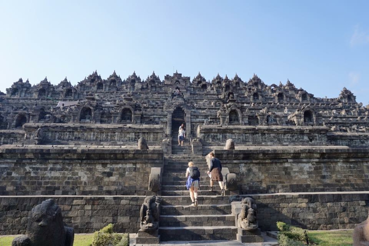 ボロブドゥール寺院遺跡群                Borobudur Temple Compounds