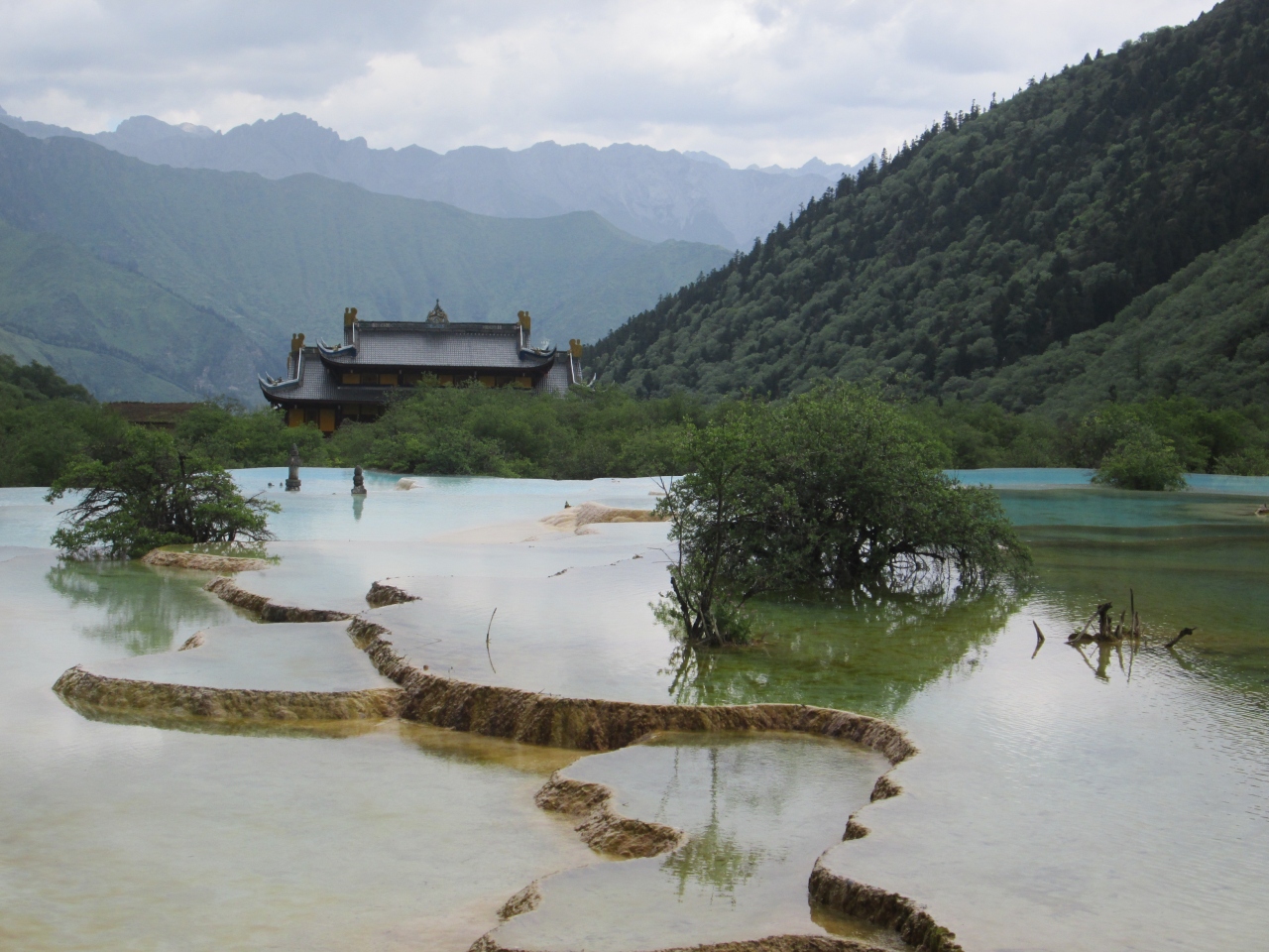 五彩池 (黄龍風景区)                Multi Coloured Pool (Huanglong, Sichuan)