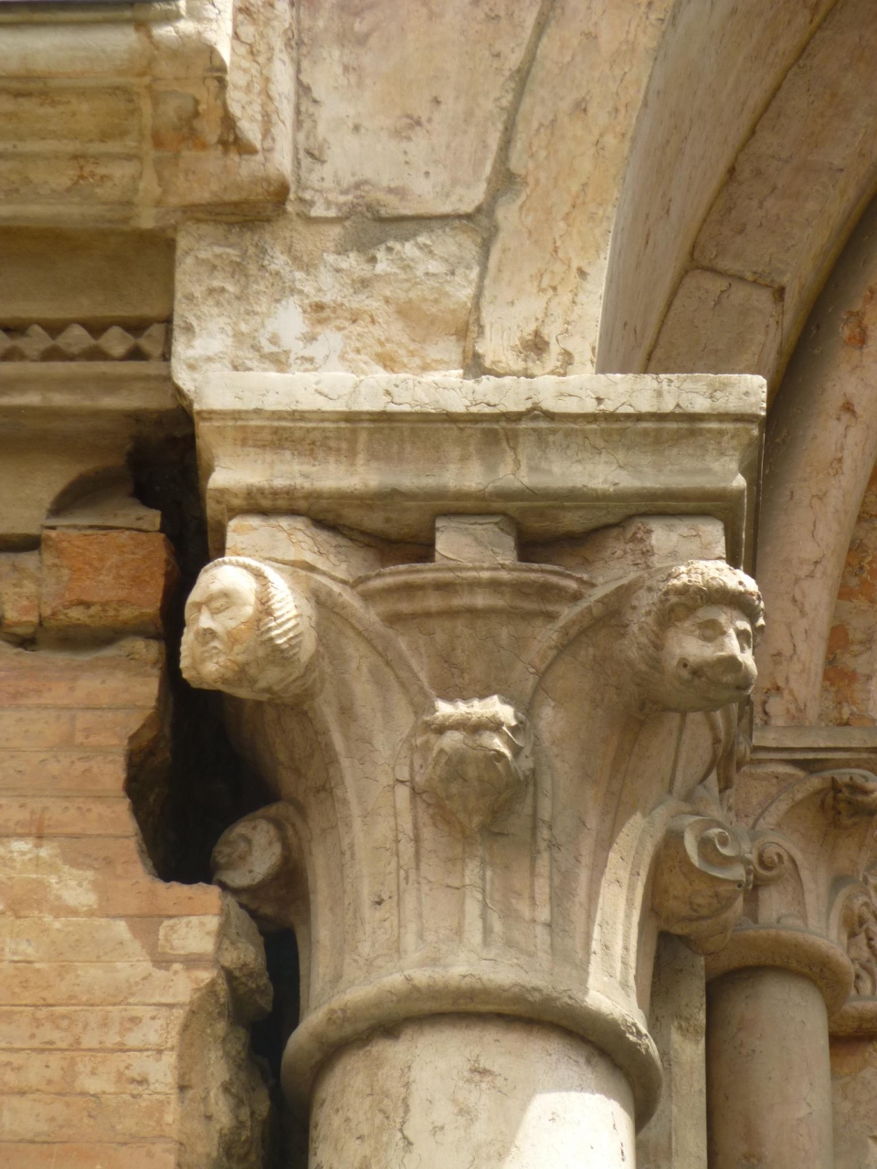 サン ジャコモ マッジョーレ教会 Basilica di San Giacomo Maggiore