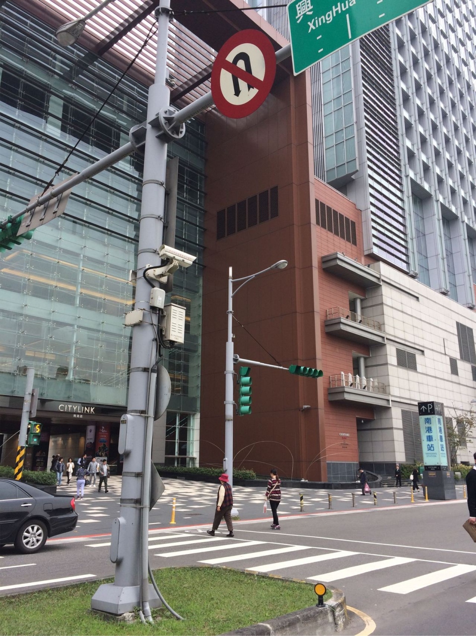 南港駅                Nangang Station