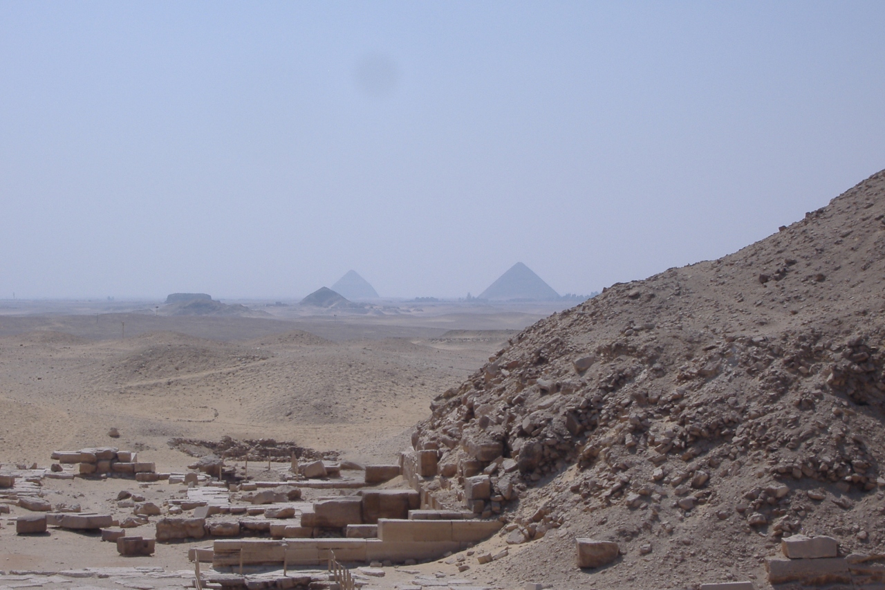 メンフィスとその墓地遺跡                Memphis and its Necropolis