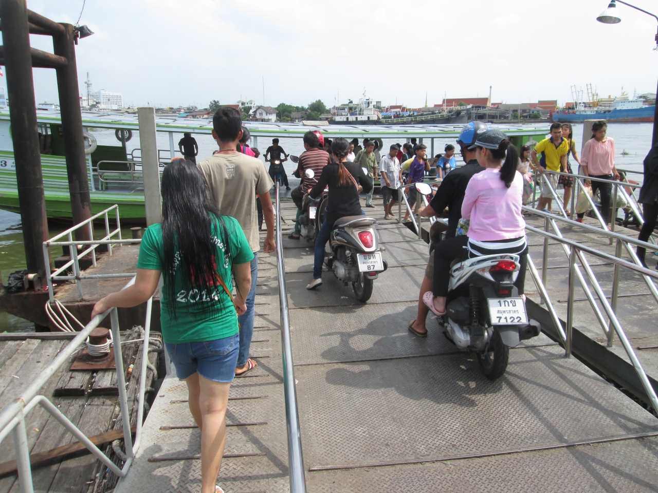 マハチャイ 渡し船                Mahachai Pier