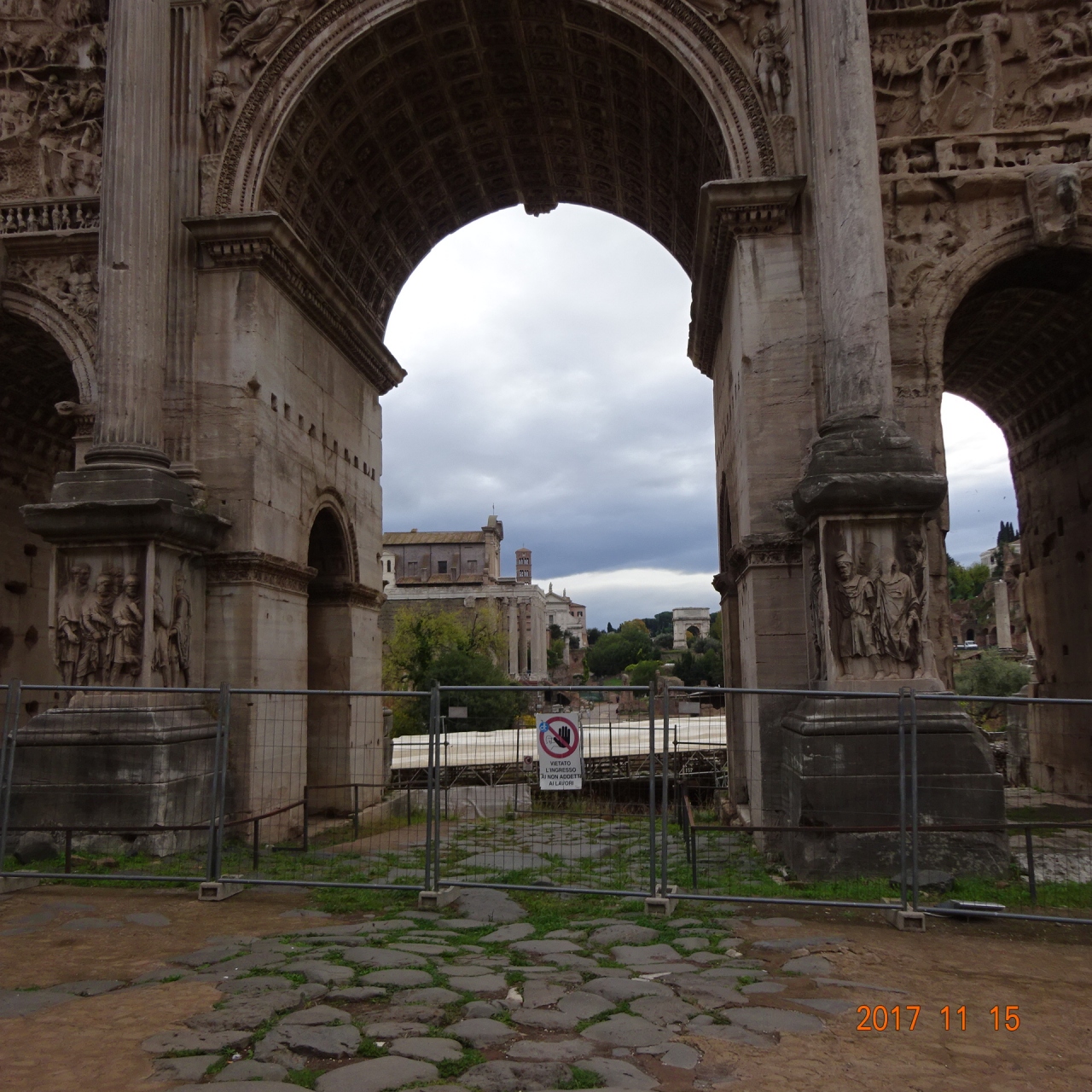 セヴェレスの凱旋門                Arco di Settimio Severo