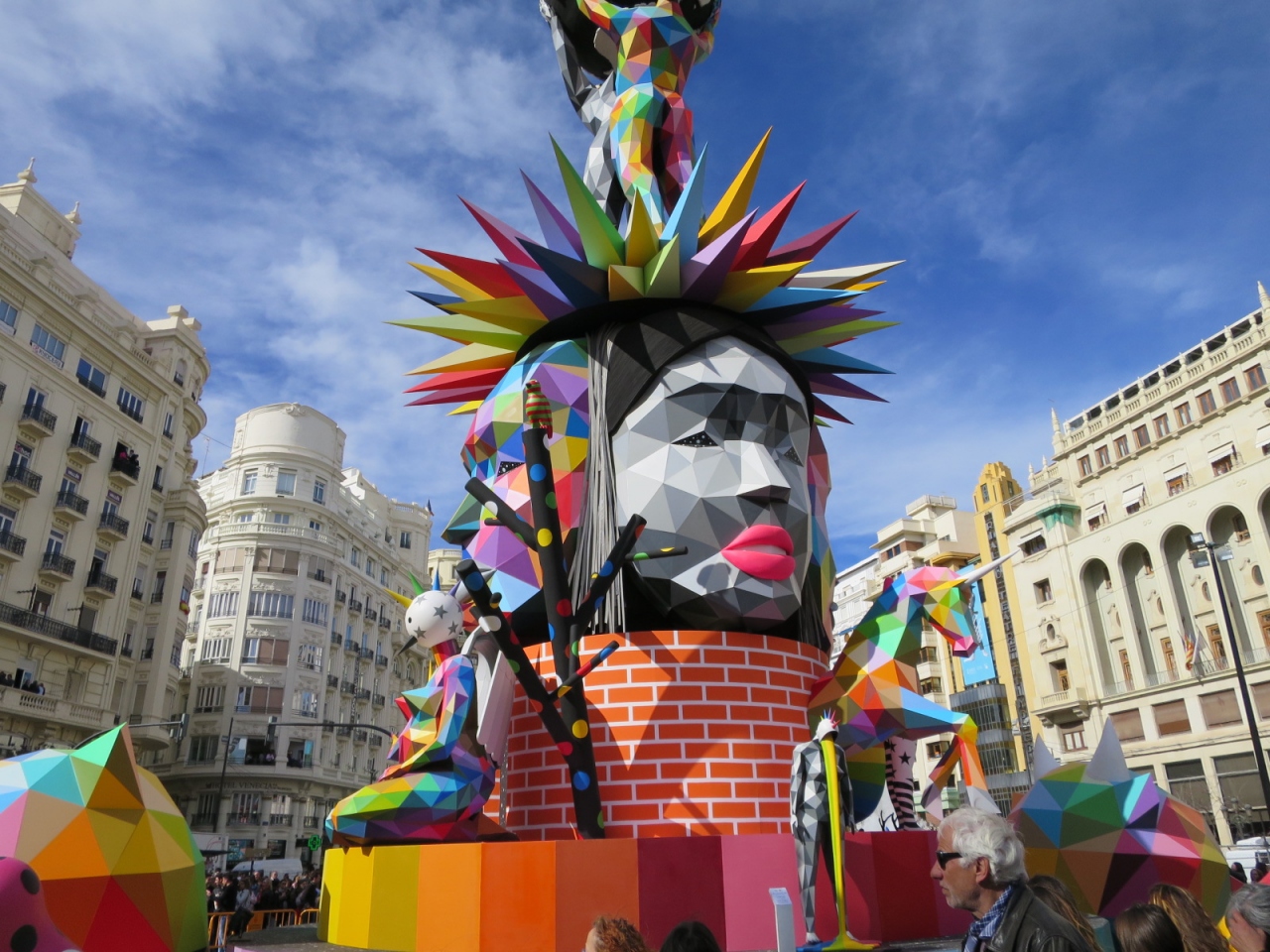スペインの情熱的すぎるお祭り！バレンシアの火祭り : 世界旅行通信クリオシータ
