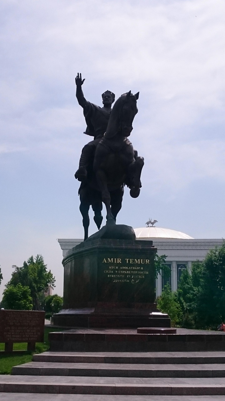 ティムール広場                Timur Square