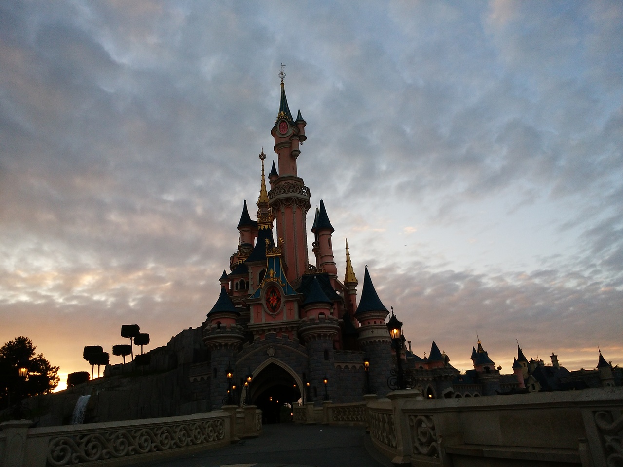 日本よりゆったりしてるけどキャラグリは待つ