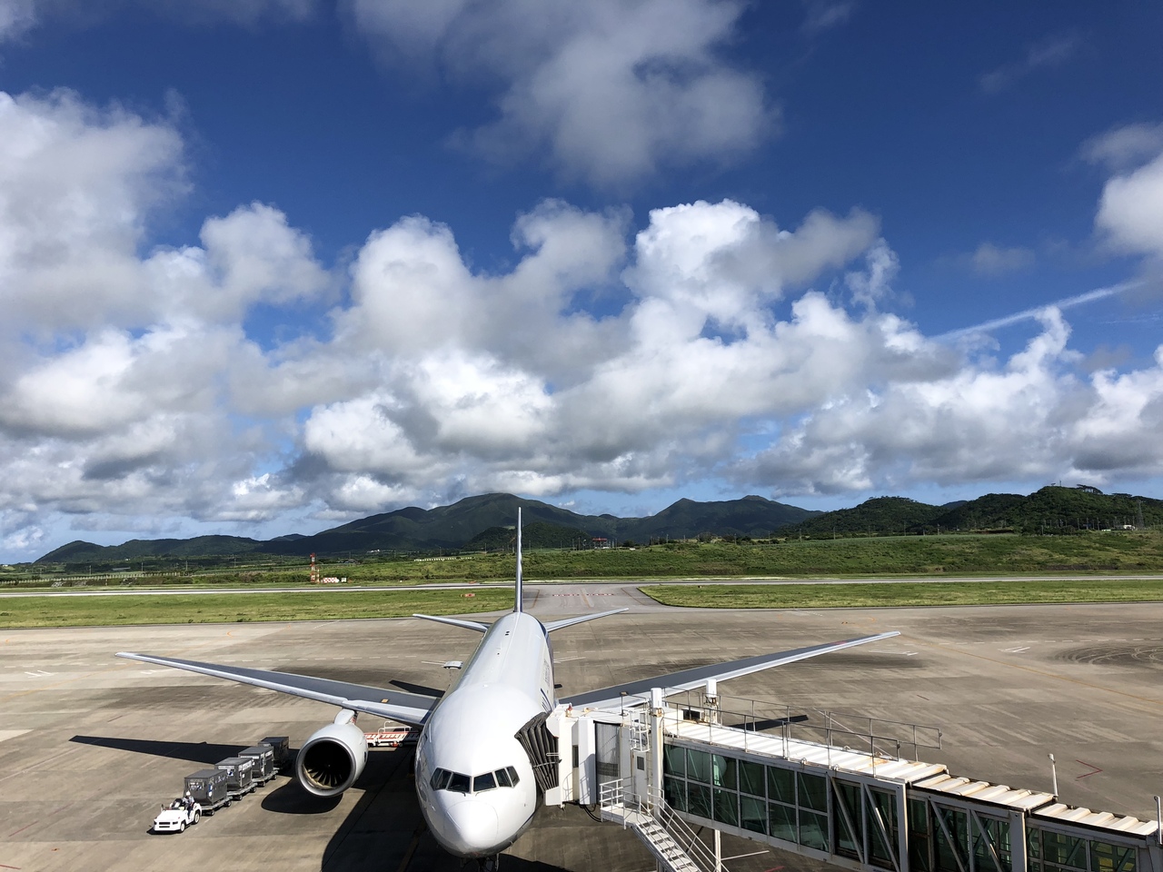 『空港展望デッキから望む光景は絶景です』by ジェイプレス|新石垣空港 (南ぬ島石垣空港)のクチコミ【フォートラベル】 『空港展望デッキから望む光景は絶景です』by ジェイプレス|新石垣空港 (南ぬ島石垣空港)のクチコミ【フォートラベル】