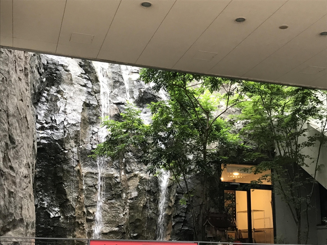 『滝があるレストラン』by shoji|新横浜ラントラクト カフェ&ダイニングのクチコミ【フォートラベル】