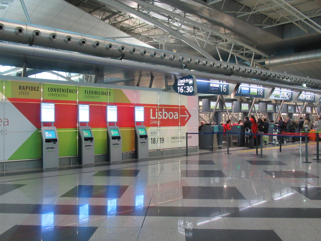 『天井が高くてきれいな空港』by kosari|ポルト国際空港 (フランシスコ サ カルネイロ空港) (OPO)のクチコミ【フォートラベル】