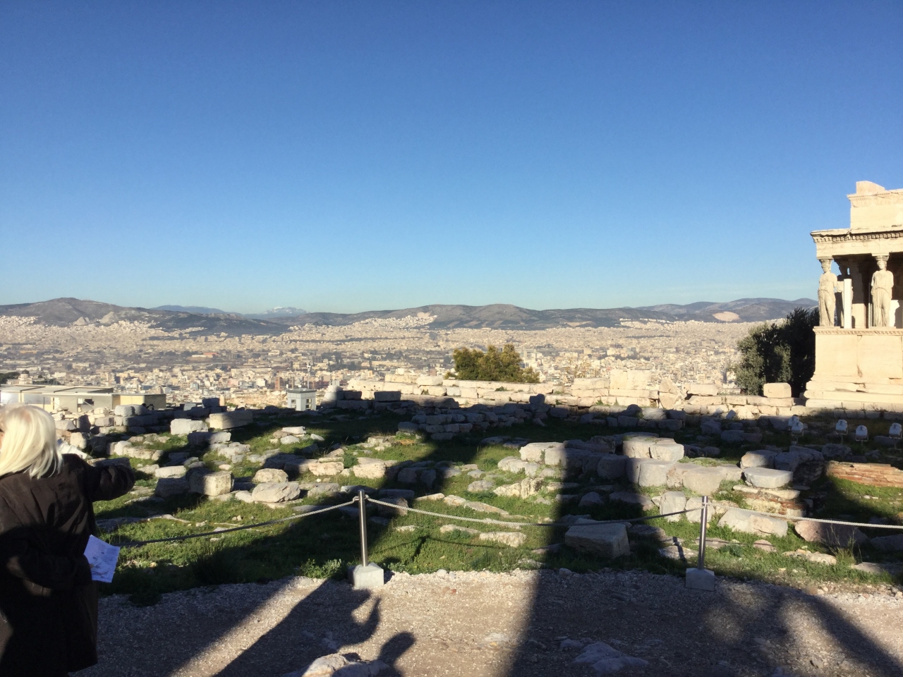 アテナ古神殿とアテナ プロマコスの像 The Old Temple of Athena & Athena Promachos