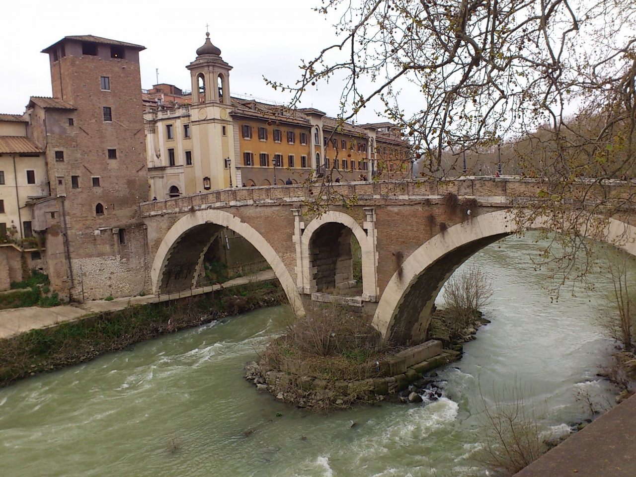 『ティベリーナ島の北側に架かる橋』by mmm23｜ファブリキウス橋のクチコミ【フォートラベル】