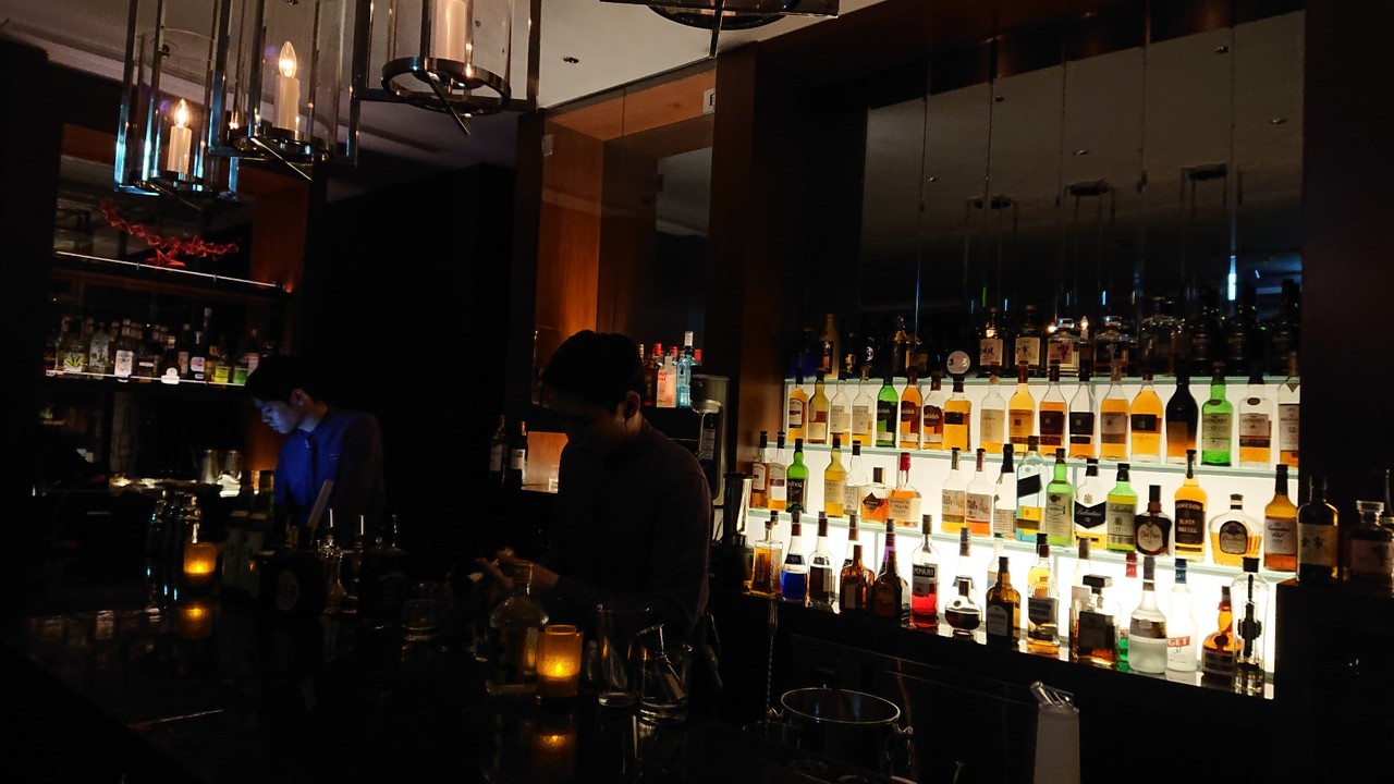 『店内は高層ビルから見える那覇の夜景、立派なお酒の棚のライトアップ、生演奏、色鮮やかなカクテル等、夜のバーのムードを堪能。』by しん｜the