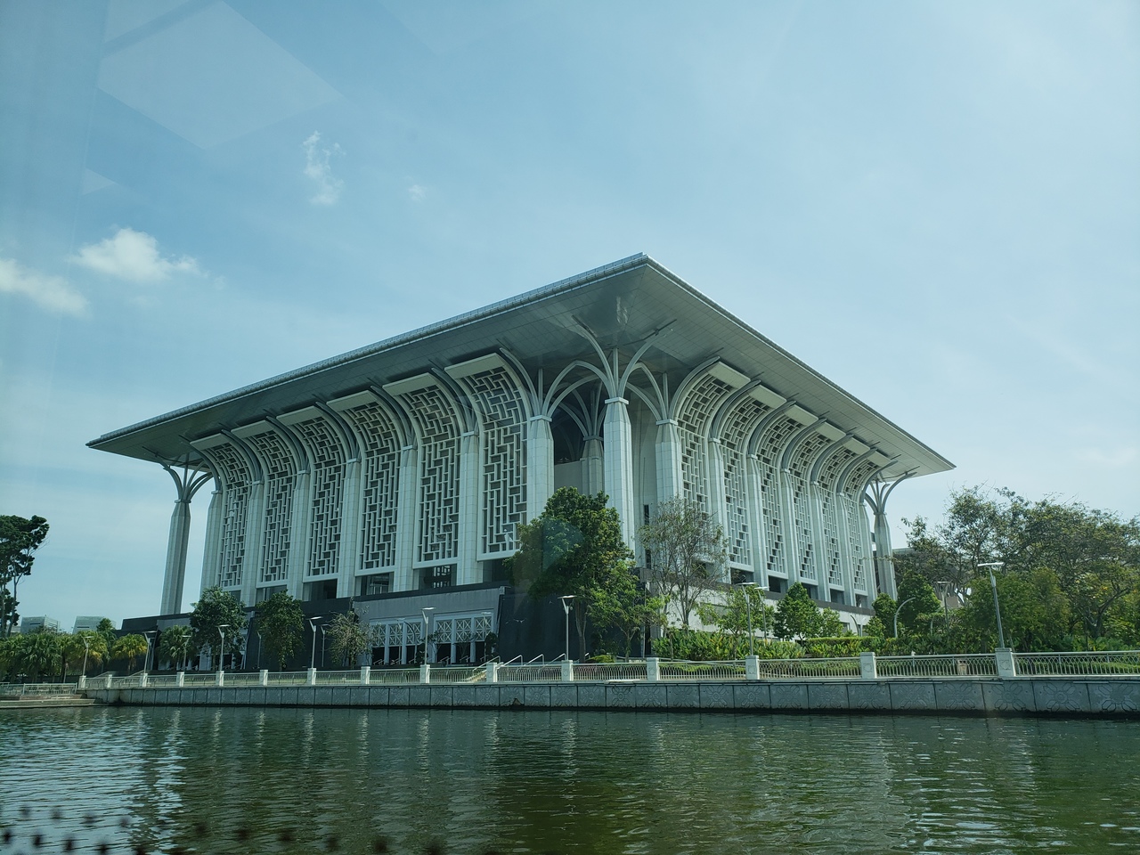 チュアンク ミザン ザイナル アビディン モスク (シルバーモスク) Tuanku Mizan Zainal Abidin Mosque (Silver Mosque)