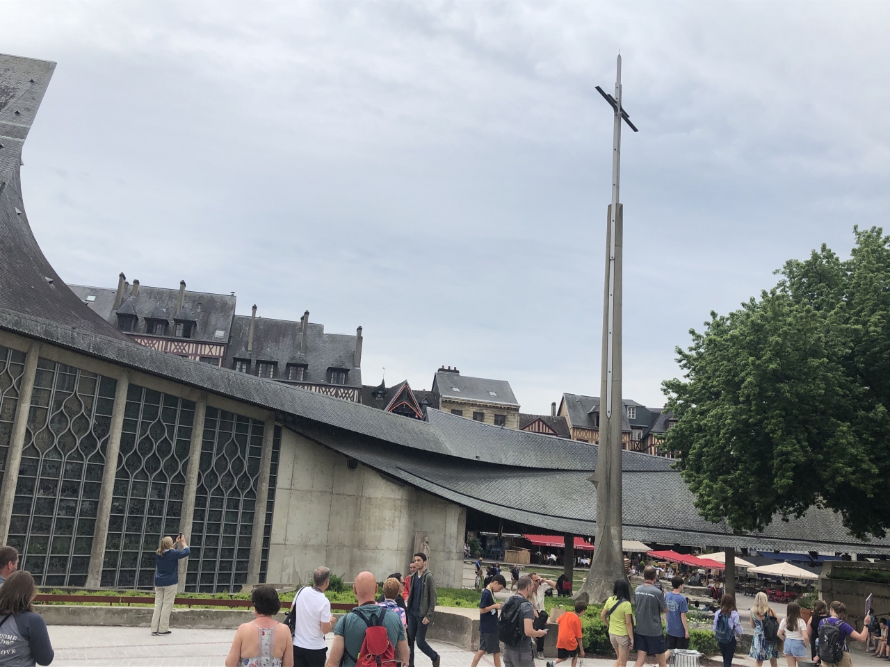 ヴィユ マルシェ(古市場)広場 PLACE DU VIEUX-MARCHE