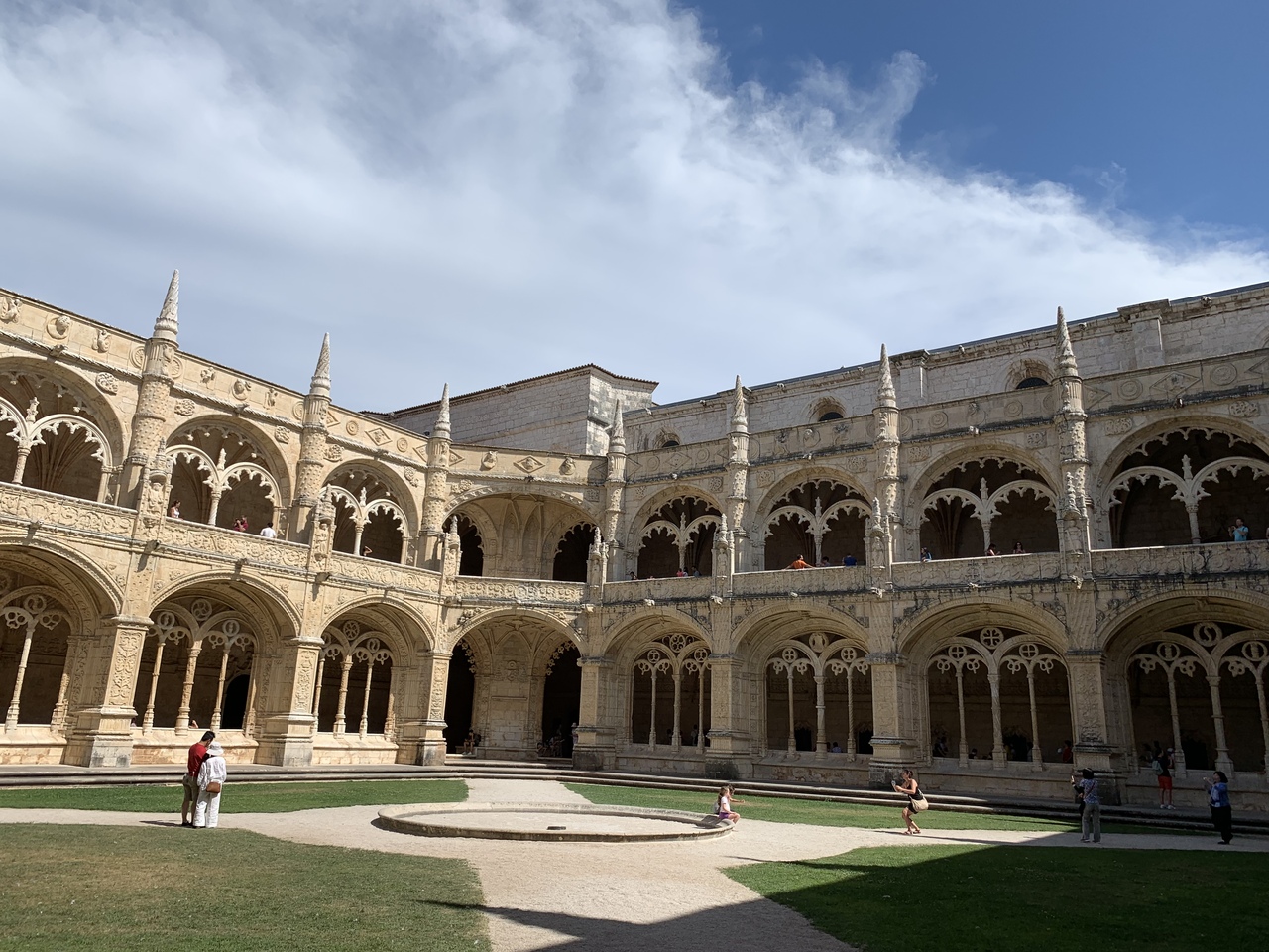 リスボンのジェロニモス修道院とベレンの塔                Monastery of the Hieronymites and Tower of Belém in Lisbon