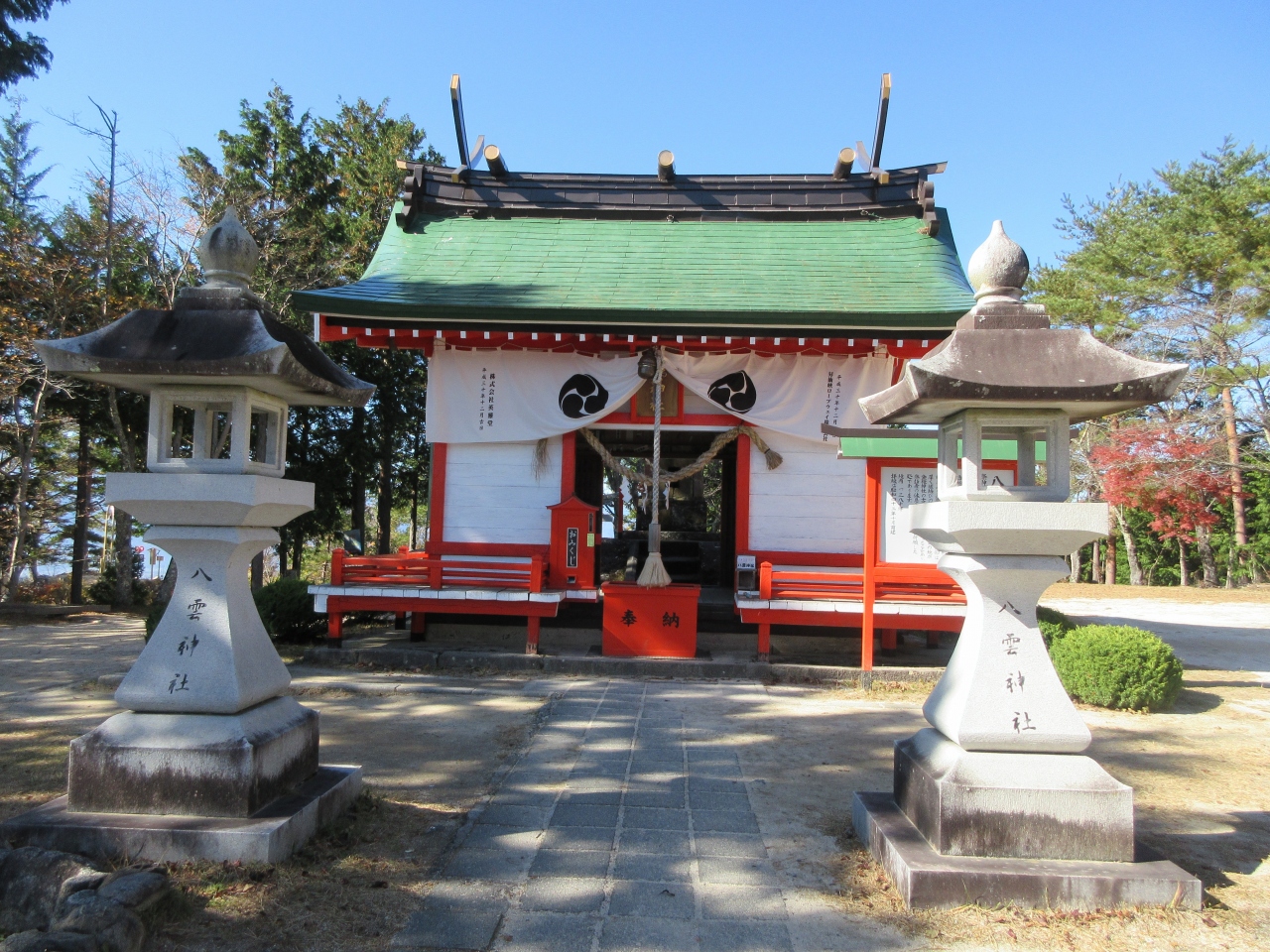 『緑と白と赤の拝殿です』by ぷーちゃん｜八雲神社のクチコミ【フォートラベル】