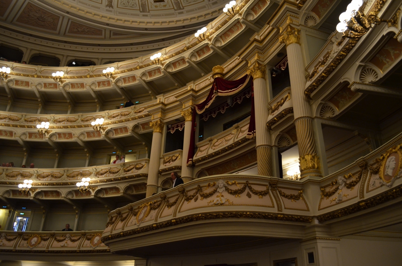 ゼンパーオーパー (ザクセン州立歌劇場) Semper Oper Sachsische Staatstheater