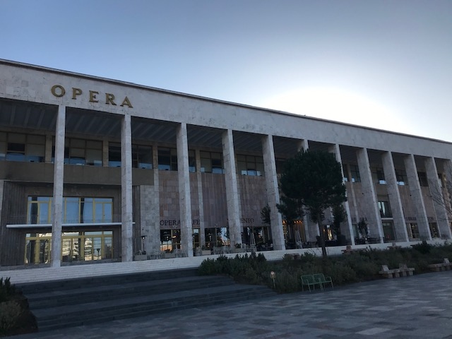 国立オペラ劇場                Opera & Ballet Theatre