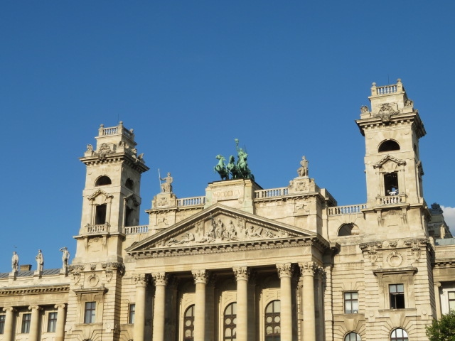 『コシュートラヨシュ広場にあります』by momota｜民族博物館のクチコミ【フォートラベル】