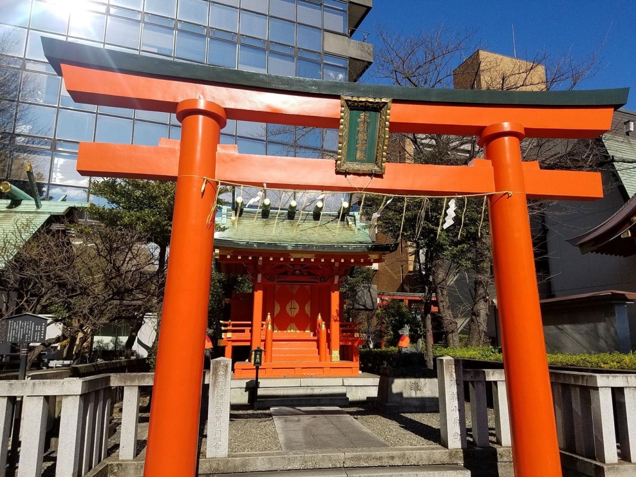『神田明神では数少ない鮮やかな朱色の鳥居』by ろたみこ｜神田明神 末廣稲荷神社のクチコミ【フォートラベル】