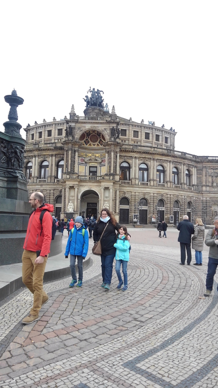 ゼンパーオーパー (ザクセン州立歌劇場)                Semper Oper Sachsische Staatstheater