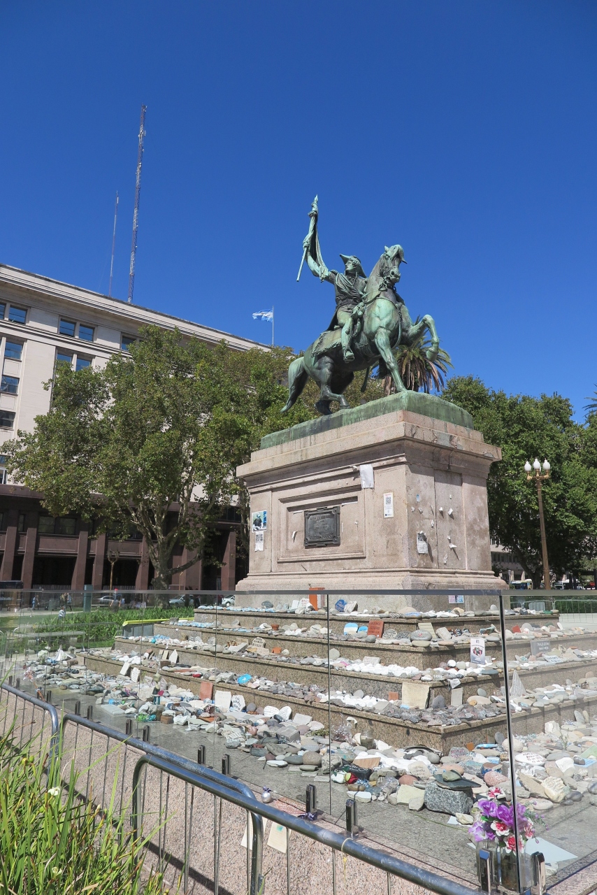 『カサ・ロサダ前に建つ大きな銅像』by さとう|マヌエル ベルグラーノ将軍像のクチコミ【フォートラベル】
