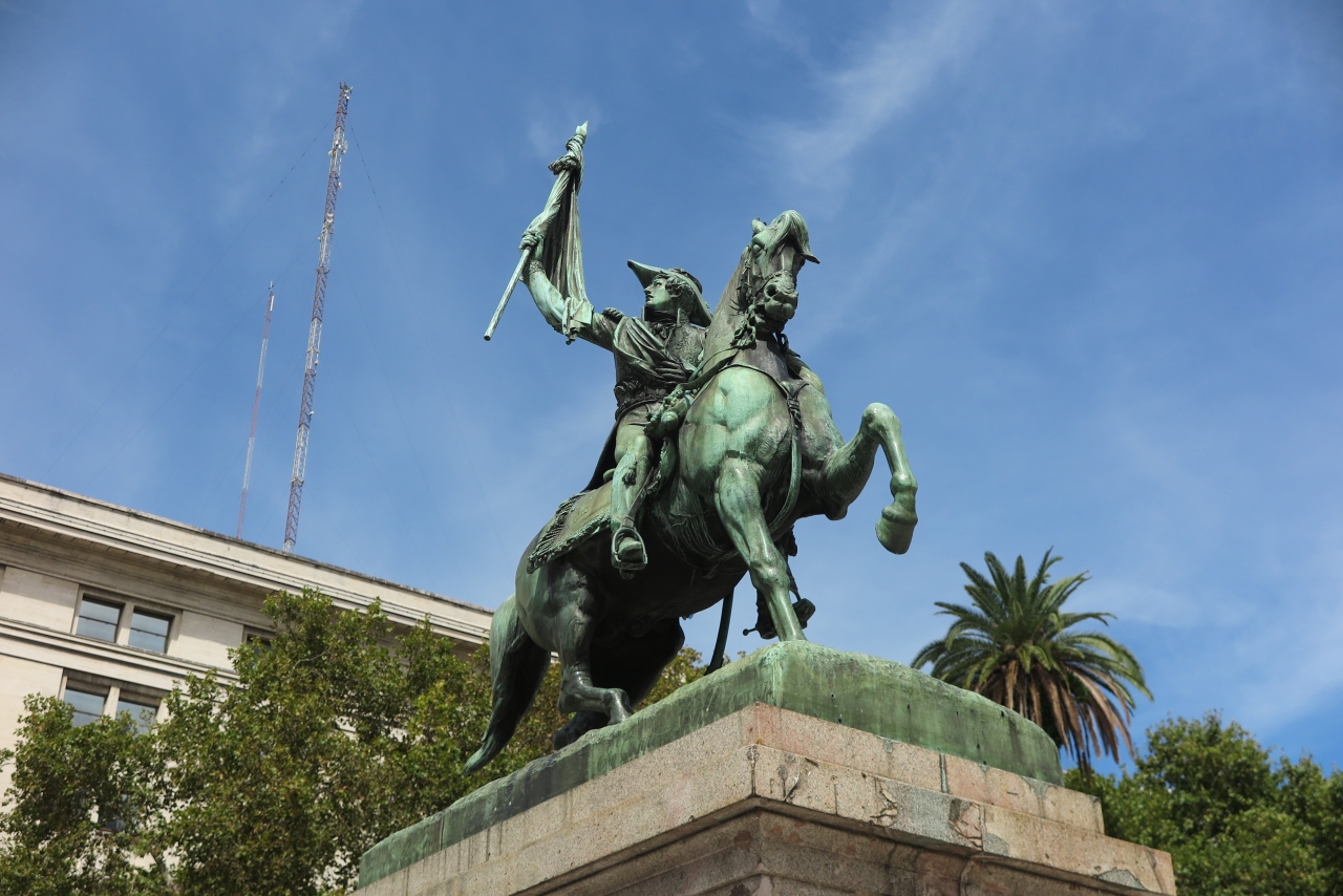 『カサ・ロサダ前に建つ大きな銅像』by さとう|マヌエル ベルグラーノ将軍像のクチコミ【フォートラベル】