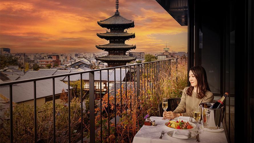 茜色に染まる京都の空と街並みを眺める　　日想観ステイ