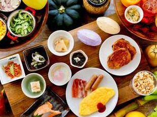 ご朝食は和洋琉約50種類が並ぶ島食材ブッフェ/朝食付 写真