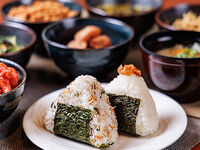 ごはんとお味噌汁でホッと一息。自分で作る「おにぎり朝食」