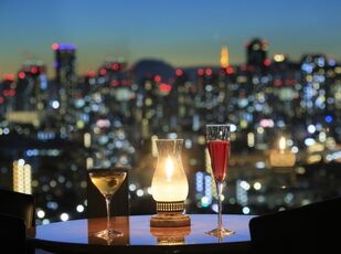東京の夜景が広がる　ホテル最上階のカクテルラウンジ 写真