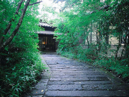 静寂な森の宿 山しのぶ 写真