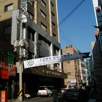 細い通り沿いに位置する