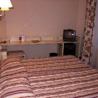 部屋の入り口から。ベッド２つでギュウギュウです